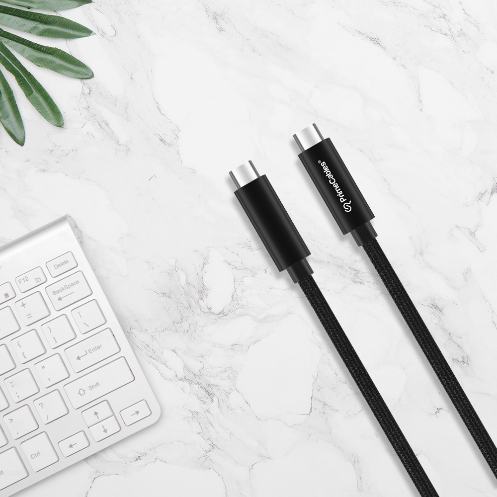 A simple product picture shows a black braided USB 3.2 Type-C cable that is placed on a white marble surface