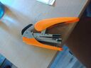 Agrafeuse en plastique à économie de main, bleu / orange (Couleur aléatoire) - Moustache®